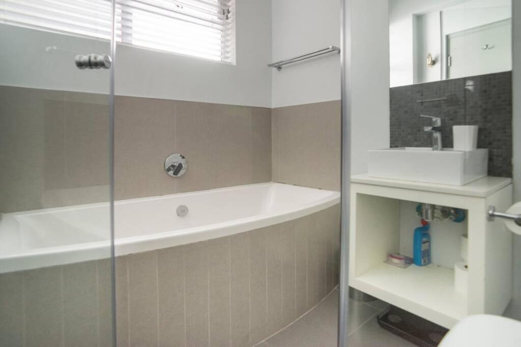 World Travellers Eclectic Apartment Кейптаун Екстериор снимка